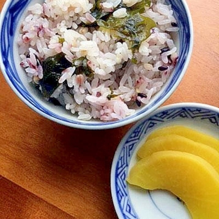 置き時間なし！無洗米の炊き込みご飯♪（塩蔵ワカメ）